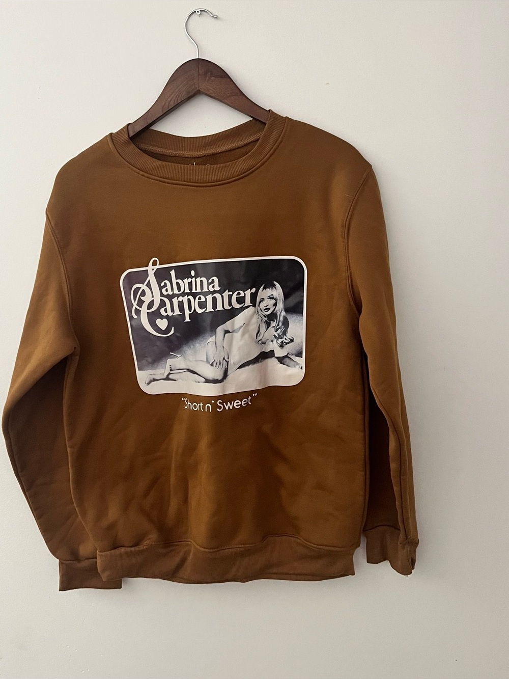 Sabrina Carpenter Official Short n’ Sweet Tour Crewneck Sweatshirt L Mocha Brown